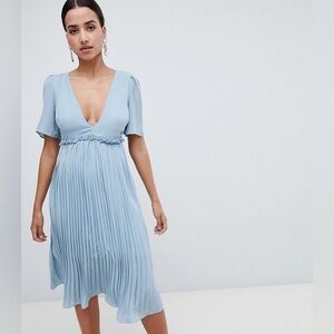Boohoo Pleated Midi Dress
ASOS
Size 4